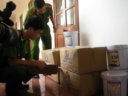Bắt giữ số lượng lớn chất tạo nạc tại 2 cơ sở kinh doanh thuốc thú y
