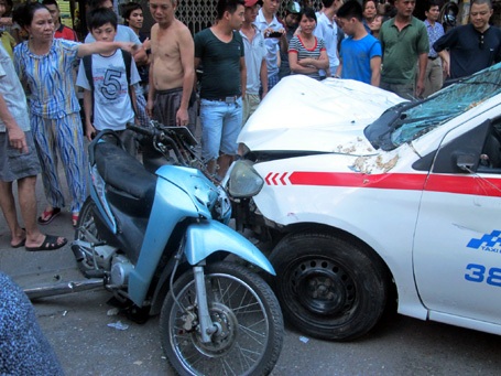Hà Nội: Lái xe ôm “ngẫu hứng” lái taxi, gây tai nạn liên hoàn - 3 Hà Nội: Lái xe ôm “ngẫu hứng” lái taxi, gây tai nạn liên hoàn