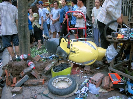 Hà Nội: Lái xe ôm “ngẫu hứng” lái taxi, gây tai nạn liên hoàn - 4 Hà Nội: Lái xe ôm “ngẫu hứng” lái taxi, gây tai nạn liên hoàn