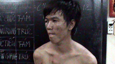 Ghen tuông, nam sinh đâm dao ngập hông bạn gái