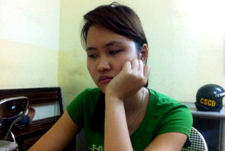 Hà Nội: Nữ sinh đấm thẳng vào mặt Cảnh sát cơ động - 1 Hà Nội: Nữ sinh đấm thẳng vào mặt Cảnh sát cơ động