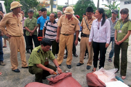 Hà Nội: CSGT bắt quả tang xe khách chở nầm thối - 1 Hà Nội: CSGT bắt quả tang xe khách chở nầm thối