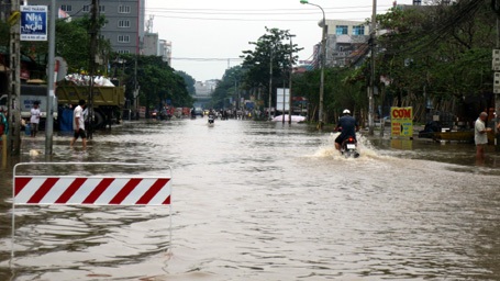 Người Hà Nội “đắp đập”, bơi thuyền, đánh cá trên phố