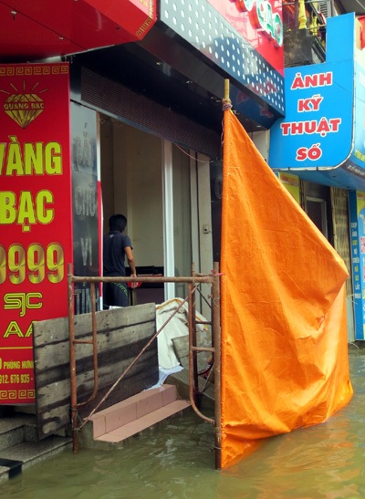 Người Hà Nội “đắp đập”, bơi thuyền, đánh cá trên phố