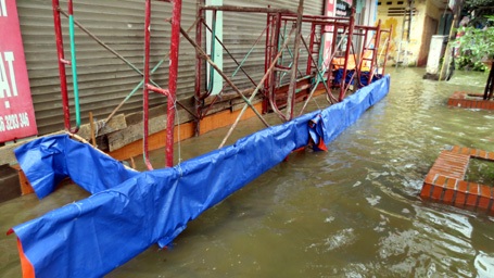 Người Hà Nội “đắp đập”, bơi thuyền, đánh cá trên phố