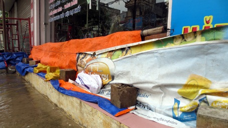 Người Hà Nội “đắp đập”, bơi thuyền, đánh cá trên phố