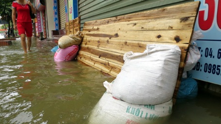 Người Hà Nội “đắp đập”, bơi thuyền, đánh cá trên phố