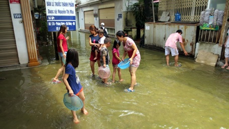 Người Hà Nội “đắp đập”, bơi thuyền, đánh cá trên phố