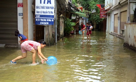 Người Hà Nội “đắp đập”, bơi thuyền, đánh cá trên phố