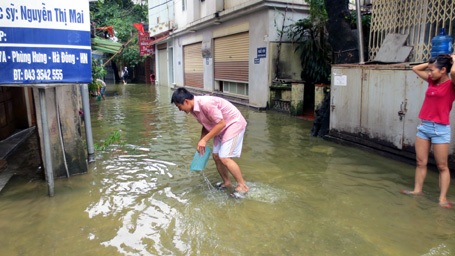 Người Hà Nội “đắp đập”, bơi thuyền, đánh cá trên phố