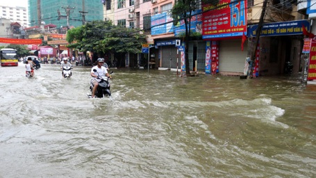 Người Hà Nội “đắp đập”, bơi thuyền, đánh cá trên phố