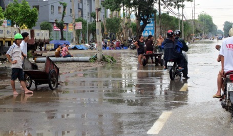 Người Hà Nội “đắp đập”, bơi thuyền, đánh cá trên phố