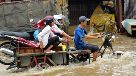 Người Hà Nội “đắp đập”, bơi thuyền, đánh cá trên phố