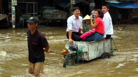 Người Hà Nội “đắp đập”, bơi thuyền, đánh cá trên phố