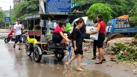 Người Hà Nội “đắp đập”, bơi thuyền, đánh cá trên phố