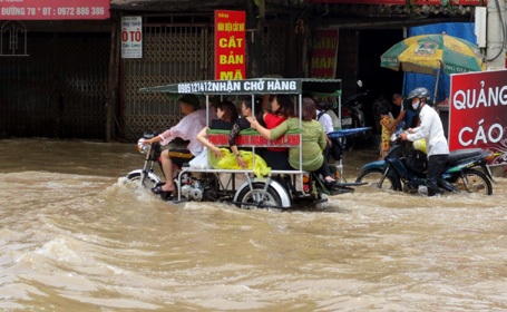 Người Hà Nội “đắp đập”, bơi thuyền, đánh cá trên phố