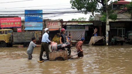 Người Hà Nội “đắp đập”, bơi thuyền, đánh cá trên phố
