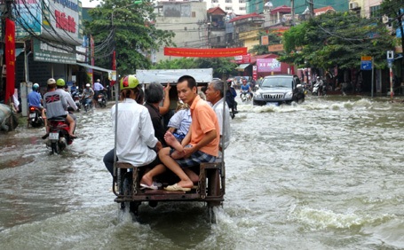 Người Hà Nội “đắp đập”, bơi thuyền, đánh cá trên phố