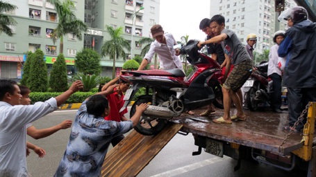 Người Hà Nội “đắp đập”, bơi thuyền, đánh cá trên phố