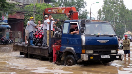 Người Hà Nội “đắp đập”, bơi thuyền, đánh cá trên phố