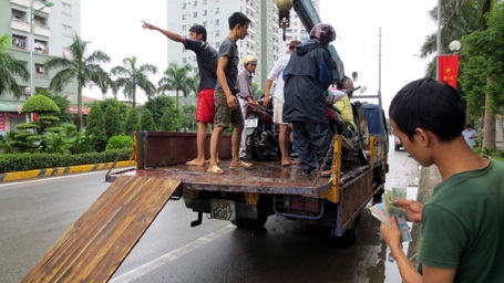 Người Hà Nội “đắp đập”, bơi thuyền, đánh cá trên phố
