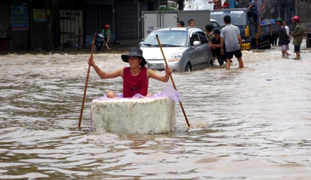 Người Hà Nội “đắp đập”, bơi thuyền, đánh cá trên phố
