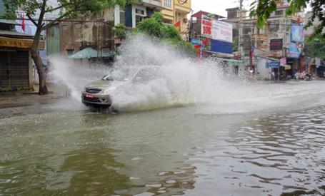 Người Hà Nội “đắp đập”, bơi thuyền, đánh cá trên phố