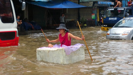 Người Hà Nội “đắp đập”, bơi thuyền, đánh cá trên phố