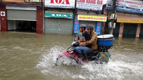 Người Hà Nội “đắp đập”, bơi thuyền, đánh cá trên phố