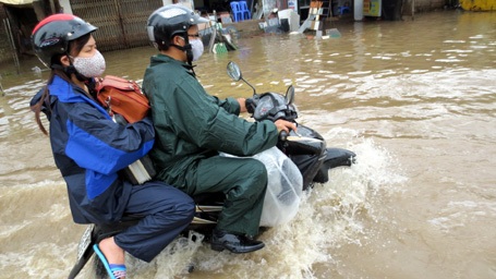 Người Hà Nội “đắp đập”, bơi thuyền, đánh cá trên phố