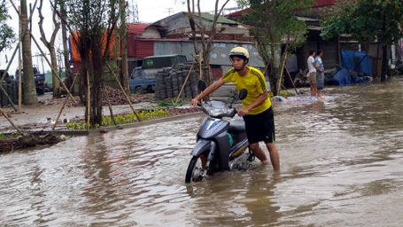 Người Hà Nội “đắp đập”, bơi thuyền, đánh cá trên phố
