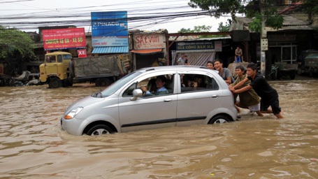 Người Hà Nội “đắp đập”, bơi thuyền, đánh cá trên phố
