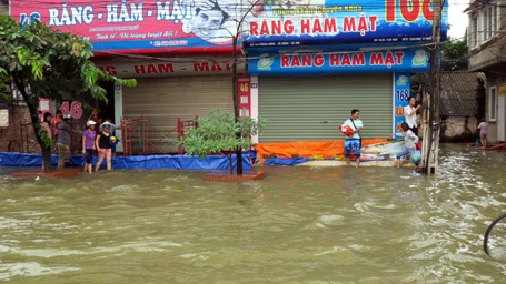 Người Hà Nội “đắp đập”, bơi thuyền, đánh cá trên phố