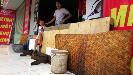 Người Hà Nội “đắp đập”, bơi thuyền, đánh cá trên phố