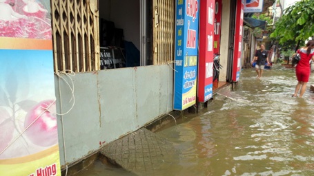 Người Hà Nội “đắp đập”, bơi thuyền, đánh cá trên phố