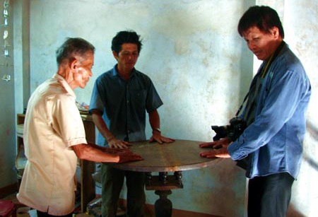 "Bí mật" ẩn giấu xung quanh chiếc bàn 200 tuổi? - 1 Ông Đinh Thẩm và khách cùng trải nghiệm với chiếc bàn cổ tự xoay tại nhà ông Tuấn.