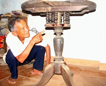 "Bí mật" ẩn giấu xung quanh chiếc bàn 200 tuổi? - 2 Ông Đinh Thẩm và khách cùng trải nghiệm với chiếc bàn cổ tự xoay tại nhà ông Tuấn.