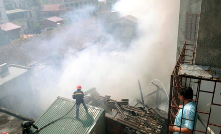 Người dân sống gần hiện trường cháy cuống cuồng sơ tán người và tài sản