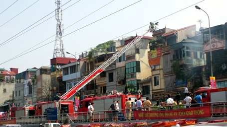 Người dân sống gần hiện trường cháy cuống cuồng sơ tán người và tài sản