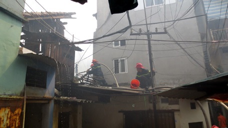 Người dân sống gần hiện trường cháy cuống cuồng sơ tán người và tài sản