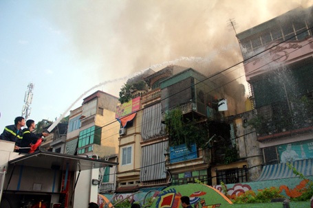 Người dân sống gần hiện trường cháy cuống cuồng sơ tán người và tài sản