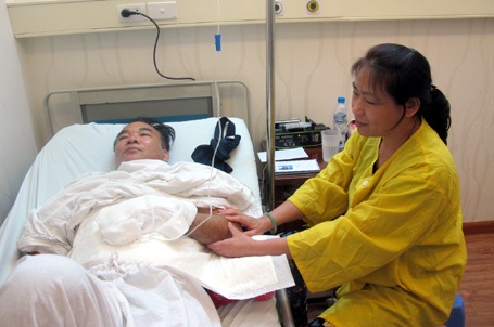 Trung tá công an dũng cảm bảo vệ nam thanh niên bị truy sát - 1 Trung tá Thanh đang được điều trị tại BV Việt - Đức.