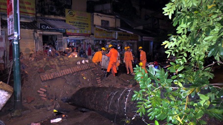 Vị trí cây đổ ngay sát với bốt điện.