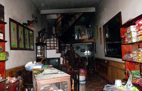 Hà Nội: Đốt nến để thay gas trong mưa bão, 4 người bị bỏng - 1 Căn nhà nơi xảy ra hỏa hoạn.