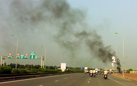 Đám cháy có thể được quan sát từ xa.