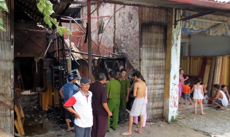 Hà Nội: Cửa hàng đồ gỗ ven quốc lộ 1A bị bà hỏa “viếng thăm” - 2 Nhiều hàng hóa trong cửa hàng bị thiêu rụi. May mắn, lửa chưa lan sang cửa hàng bên cạnh.