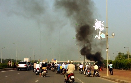 Nhiều người đi đường hiếu kỳ dừng lại chứng kiến vụ việc, khiến giao thông ùn ứ.