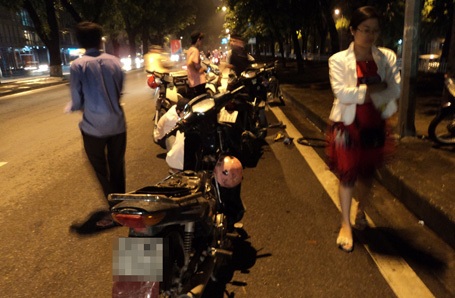 “Đinh tặc” lộng hành trên con phố trung tâm Thủ đô - 2 Hàng dài xe chờ vá.