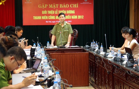 Tuyên dương 20 gương mặt thanh niên công an tiêu biểu năm 2012 - 1 Thiếu tướng Nguyễn Xuân Mười, Phó Tổng cục trưởng, Tổng cục XDLL - CAND phát biểu tại buổi họp báo.