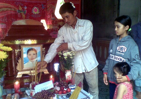 Nổ đạn pháo, thai phụ thiệt mạng - 4 Anh Nguyên cùng hai con trước di ảnh của chị Bảy